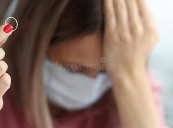 «Είμαι έξαλλη: Μου έκανε πρόταση γάμου με το ίδιο δαχτυλίδι που είχε δώσει στην πρώην»