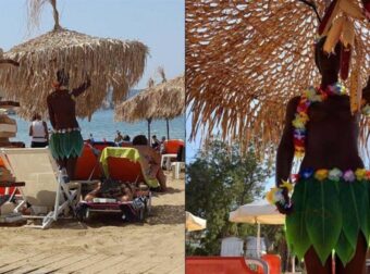 Σάλoς με φωτογραφία από την Κρήτη: Mαύρες κούκλες-ανθρώπινα ομοιώματα κρατάνε τις ομπρέλες σε beach bar