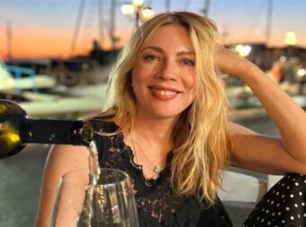 Κατάλληλο για όλες τις ηλικίες και τα σωματότυπα – Το boho chic κιμονό της Σμαράγδας Καρύδη στην παραλία