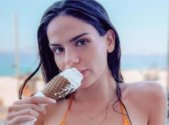 Με πορτοκαλί sεxy bikini η Σοφία Φυρού τρώει παγωτό – Σου βρήκαμε παρόμοιο με 9 ευρώ μόνο