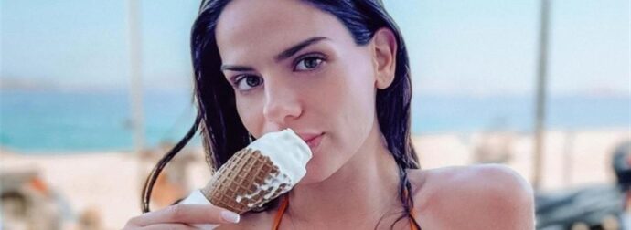 Με πορτοκαλί sεxy bikini η Σοφία Φυρού τρώει παγωτό – Σου βρήκαμε παρόμοιο με 9 ευρώ μόνο