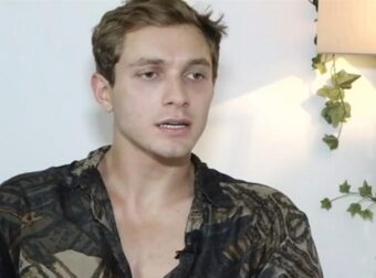 Έντουαρντ Στεργίου: Ποζάρει ολόγuμνος κάτω από ντουζιέρα και δείχνει την… πιο καuτή πλευρά του