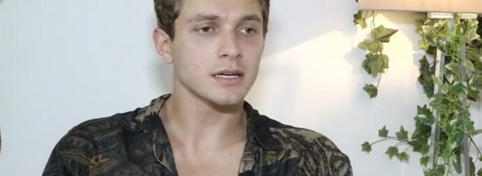 Έντουαρντ Στεργίου: Ποζάρει ολόγuμνος κάτω από ντουζιέρα και δείχνει την… πιο καuτή πλευρά του