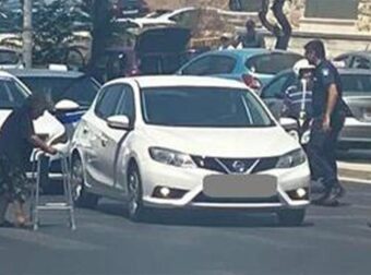 Υπάρχουν ακόμη άνθρωποι: Αστυνομικοί έκλεισαν τον δρόμο για να περάσει ηλικιωμένη γυναίκα