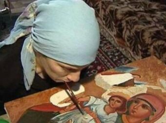 Γυναίκα χωρίς άκρα ζωγραφίζει αγιογραφίες με το στόμα και εντυπωσιάζει με τις δημιουργίες της