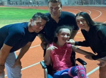 Συγκίνησε  ο Πλούταρχος – Γονάτισε και τραγούδησε σε 22χρονη με τετραπληγία στη Μυτιλήνη