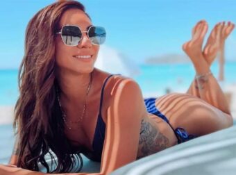 «Πυρκαγιά» η Ευρυδίκη Βαλαβάνη με ζεβρέ μπικίνι στη θάλασσα