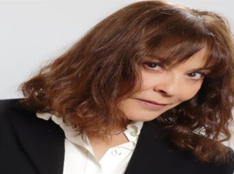 Βάνα Πεφάνη: «Η Τζένη Καρέζη ήταν μια τεράστια αγκαλιά, με απίστευτο χιούμορ, μια δασκάλα με μια υπέροχη εμμονή και επιμονή στην λεπτομέρεια»