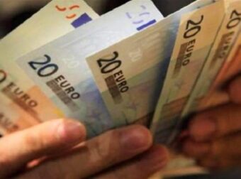Βρέχει λεφτά μέχρι τον Αύγουστο: Γεμάτα ΑΤΜ, συντάξεις Σεπτεμβρίου