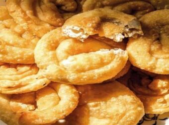 Τυροπιτάκια “κατημέρια” με ξινομυζήθρα και μέλι – Ευκολο και γρήγορο αλμυρό σνακ