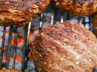 Μπιφτέκια: Ο ιδανικός χρόνος ψησίματος στον φούρνο για να παραμείνουν ζουμερά εσωτερικά