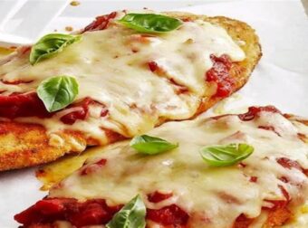 Συνταγή του 10λέπτου: Σνίτσελ κοτόπουλο με μανιτάρια και τριμμένη μοτσαρέλα