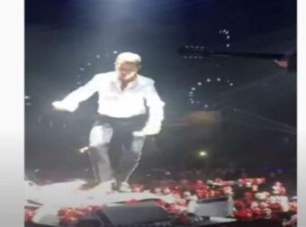 Ξεκούμπωσε το πουκάμισο του και χόρεψε το πιο βαρύ ζεϊμπέκικο πάνω σε στοίβες από γαρύφαλλα