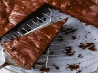 Η γλυκιά «αμαρτία» του Σαββατοκύριακου: Το πιο σοκολατένιο γλυκό ψυγείου με ξηρούς καρπούς