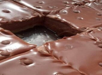 Κυριακάτικη «κόλαση» στο ψυγείο: Το πιο εύκολο σοκολατένιο γλυκό με φρυγανιές