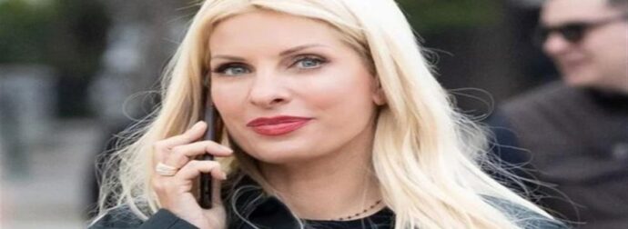 Ξεχώρισε σε όλη τη βάφτιση – Η Ελένη Μενεγάκη πήγε σε κάλεσμα με πολύχρωμο και πολύ μακρύ φόρεμα