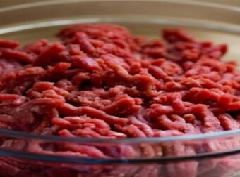 Τα βασικά της… τέχνης του κιμά: Ο απόλυτος κανόνας που πρέπει πάντα να ακολουθείς όταν ψήνεις μπιφτέκια