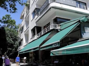 Κολωνάκι: Ο γνωστός επικοινωνιολόγος Μ.Κ. έπεσε από το μπαλκόνι κρατώντας αγκαλιά 50.000 ευρώ