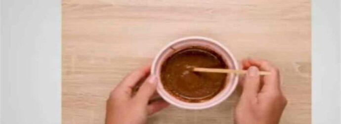 Μέσα σε ένα μπολ βάζει μέλι κανέλα και λίγο λάδι – Όταν το βάζει στο πρόσωπό της καταλαβαίνει ότι έφτιαξε το πιο πολύτιμο καλλυντικό