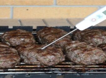 Φτιάχνει «κολασμένα» μπιφτέκια: Το μεγάλο μυστικό με τον κιμά και το τρίψιμο κρεμμυδιού στη σχάρα