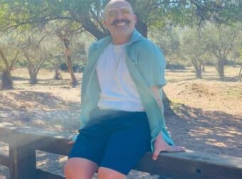 Διώροφη και πολύχρωμη – Η εντυπωσιακή τούρτα που έσβησε ο Νίκος Μουτσινάς