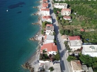 Το Μαϊάμι της Ελλάδος: Το Ελληνικό χωριό που κάθε σπίτι έχει τη δική του παραλία