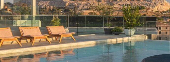 Μοιάζει με παράδεισο: To roof garden σε γνωστό ξενοδοχείο με μαγική θέα και δροσερά cocktails