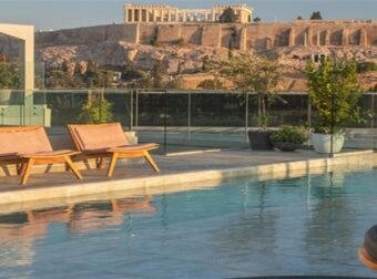 Μοιάζει με παράδεισο: To roof garden σε γνωστό ξενοδοχείο με μαγική θέα και δροσερά cocktails