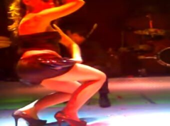 «Κολασμένο» τσιφτετέλι αιθέριων υπάρξεων με «καuτά» μίνι «αναστάτωσε» το μαγαζί (Video)