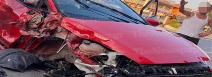 «Δεν κάναμε κόντρα»:  Καρέ καρέ η σύγκρουση δύο αυτοκινήτων στον Βόλο