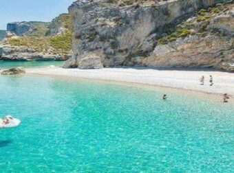 124 σκαλοπάτια.. Τόσα πρέπει να κατέβεις για να φτάσεις στον καλοκαιρινό Παράδεισο της Ελλάδας