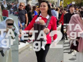 Μητέρες παρέλασαν με τα μωρά στην αγκαλιά τους και καταχειροκροτήθηκαν