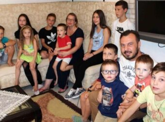 Οικογένεια στη Θεσσαλονίκη έχει 11 παιδιά και χρειάζεται 6 λίτρα γάλα και 5 ψωμιά κάθε μέρα