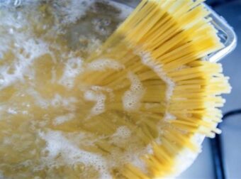 Σκέτη καταστροφή: Μην κάνετε ποτέ αυτή την κίνηση πριν βράσετε τα μακαρόνια