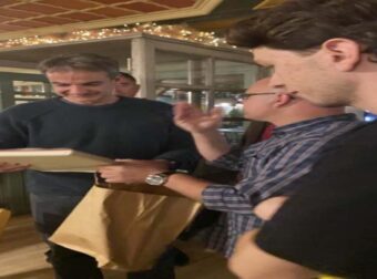 Βόλτα Μητσοτάκη στην Αρίστη: Τριήμερο με ποδηλατάδα, απρόοπτα και δώρα [φωτο]