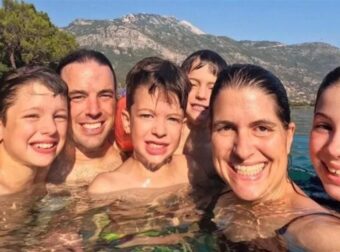 Τρομεροί γονείς: Kάνουν τον γύρο του κόσμου με τα παιδιά τους επειδή εκείνα σύντομα θα τυφλωθούν