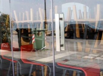 Κόβουν το ρεύμα σε κλειστά εστιατόρια και καφετέριες – Σε απόγνωση οι καταστηματάρχες