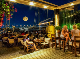 Λουκέτο στο Skipper’s Bar: Γιατί κλείνει το ιστορικό στέκι στη Μαρίνα Αλίμου μετά από 35 χρόνια [φωτο]