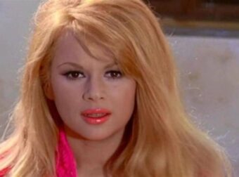 Μαθεύτηκε χρόνια μετά: Το ειδύλλιο της Αλίκης Βουγιουκλάκη με γνωστό δημοσιογράφο