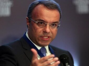 Σταϊκούρας: «Επιδοτούμε 60 λίτρα καυσίμου μηνιαίως με 22 λεπτά το λίτρο»