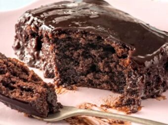 Χωρίς ζάχαρη, αλεύρι και γάλα: Καλοκαιρινή σοκολατόπιτα με μόνο 237 θερμίδες, που την τρώτε χωρίς… τύψεις