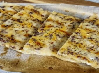 Νηστίσιμη τυρόπιτα με vegan τυρί και άλλα 2 υλικά έτοιμη σε χρόνο ρεκόρ