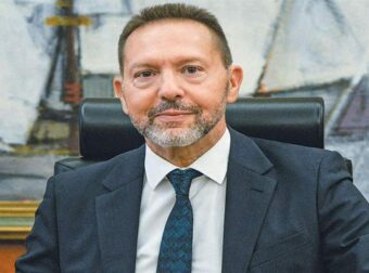 Στουρνάρας για ακρίβεια: «Νοικοκυριά κι επιχειρήσεις έχουν αποταμιεύσεις»
