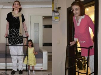 Η πιο ψηλή γυναίκα στον κόσμο πέταξε 1η φορά με αεροπλάνο και οι φώτο δείχνουν πόσο δύσκολο ήταν το ταξίδι της