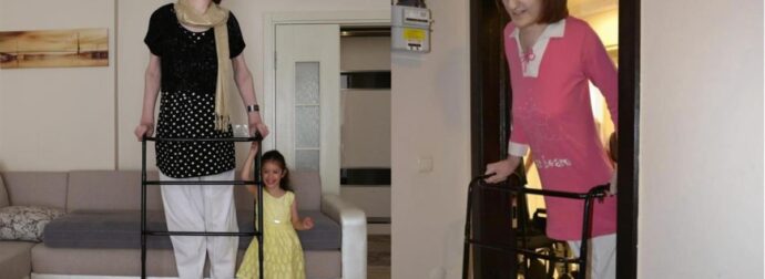 Η πιο ψηλή γυναίκα στον κόσμο πέταξε 1η φορά με αεροπλάνο και οι φώτο δείχνουν πόσο δύσκολο ήταν το ταξίδι της