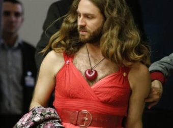 Αγνώριστο το Τζέισον Αντιγόνη: Με κυριλέ σακάκι και άλλο όνομα. Με ποιο κόμμα κατεβαίνει [video]