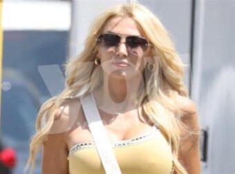 Βγαλμένο από παραμύθι το χριστουγεννιάτικο δέντρο τους – Η Κωνσταντίνα Σπυροπούλου στόλισε το σαλόνι του σπιτιού της