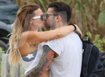 Αγκαλιές και φιλιά σε παραλία της Μυκόνου – Αξέχαστες φωτογραφίες της Σίσσυς Χρηστίδου και του Θοδωρή Μαραντίνη από το 2015