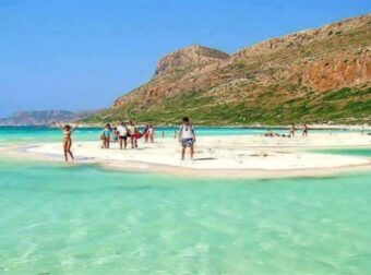 Το θαύμα της φύσης: Η ελληνική παραλία με τη ροζ άμμο και τα αμέτρητα κοχύλια που θεωρείται από τις 10 καλύτερες στον κόσμο