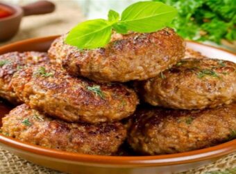 Η απόλυτη συνταγή για αφράτα μπιφτέκια γαλοπούλας με το συστατικό “κλειδί” που θα το απογειώσει